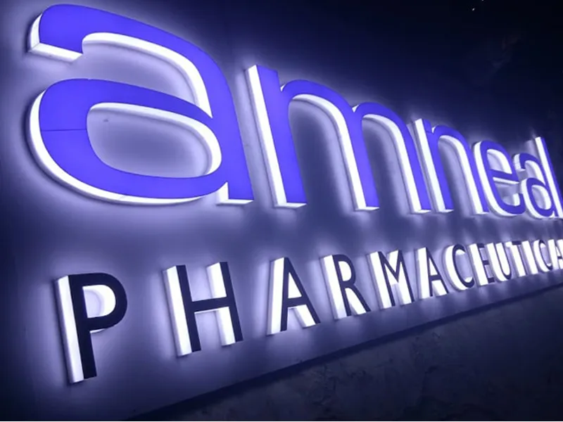 A visually optimized signboard using balanced colors, clear fonts, and structured layout.